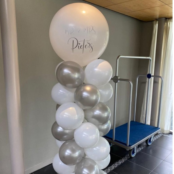Ballonnen pilaar met topballon